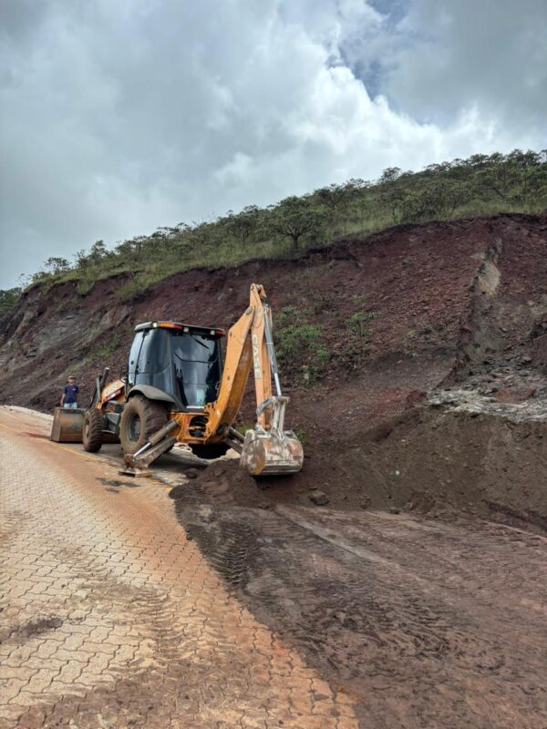 Após fortes chuvas, a Estrada da Purificação, que liga Ouro Preto a Antônio Pereira, passa por limpeza