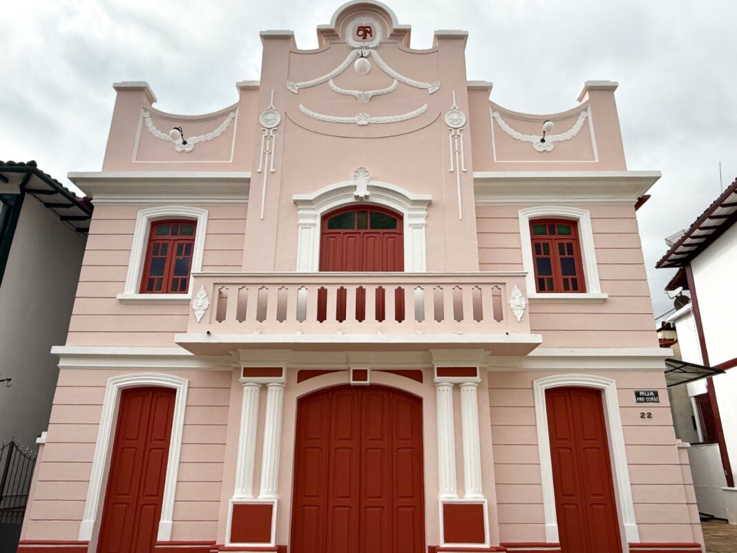 Produções de estudantes da UFOP ocupam Cine Teatro de Mariana com o lançamento do Jornal Olhares e mostra de documentários