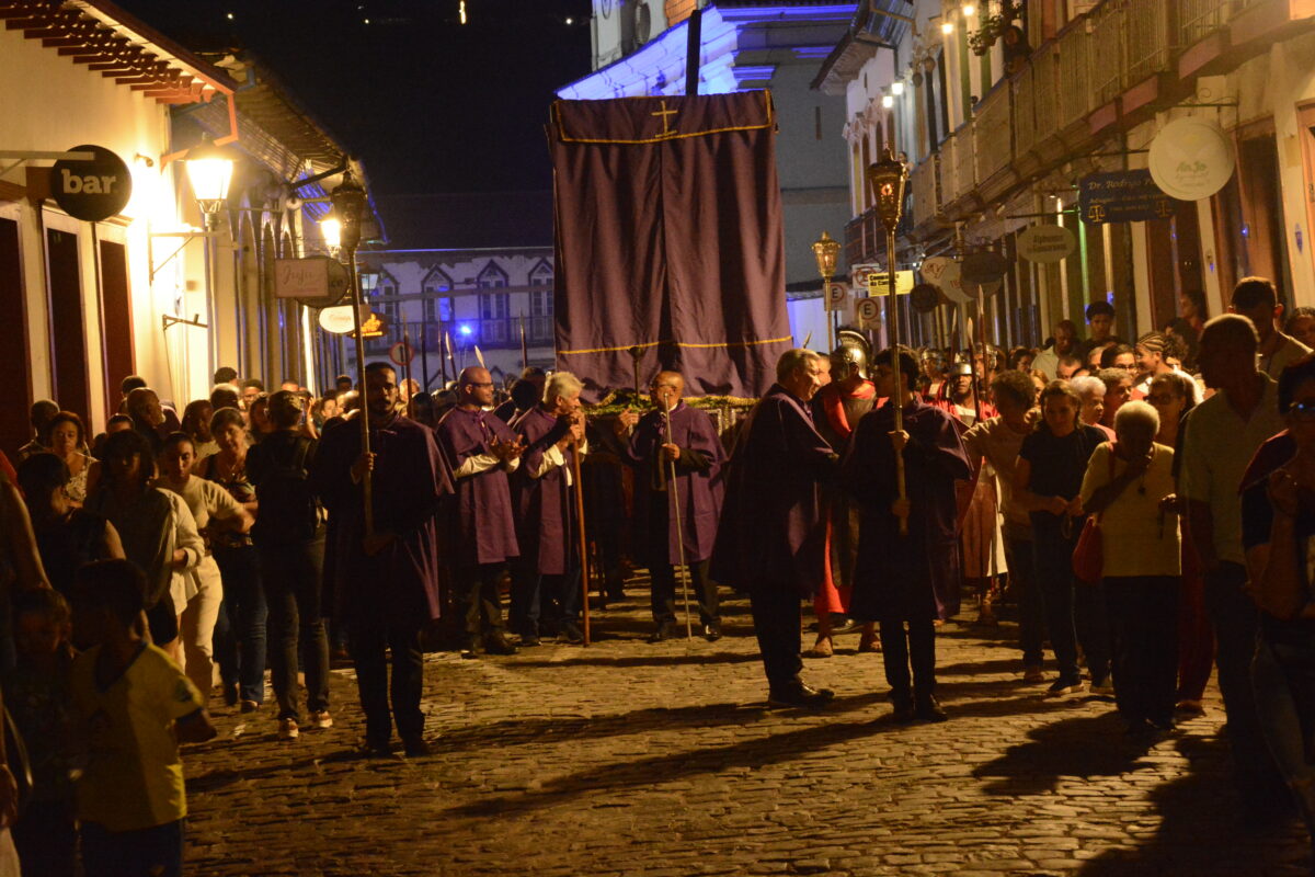 Mariana – Segunda-Feira Santa é marcada por Procissão dos Passos e visita de Bispo da Arquidiocese de Goiânia
