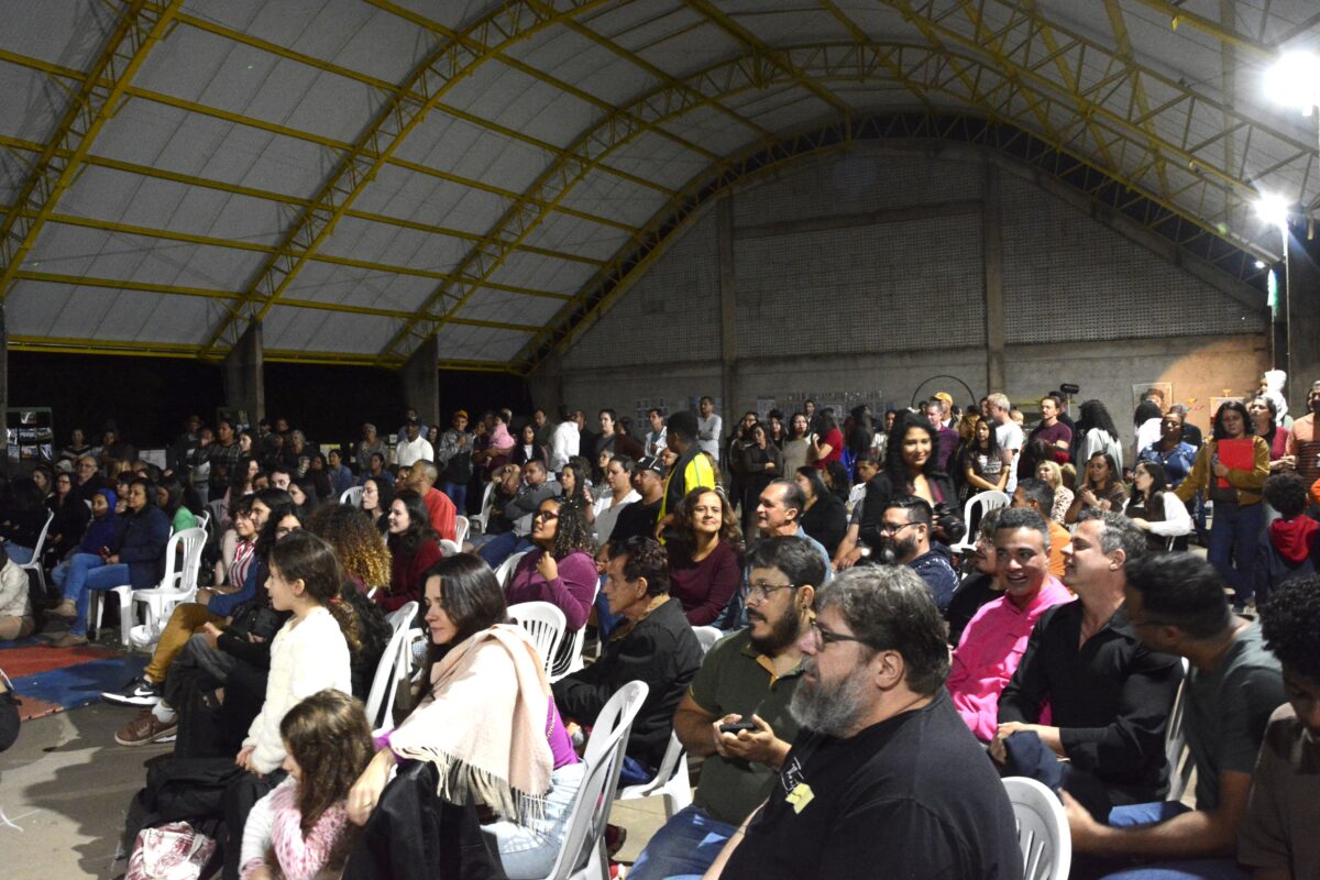 Estreia do filme “Sonhos de Glaura” reúne moradores e autoridades no distrito ouropretano e avança movimento pela criação do curso de cinema da UFOP