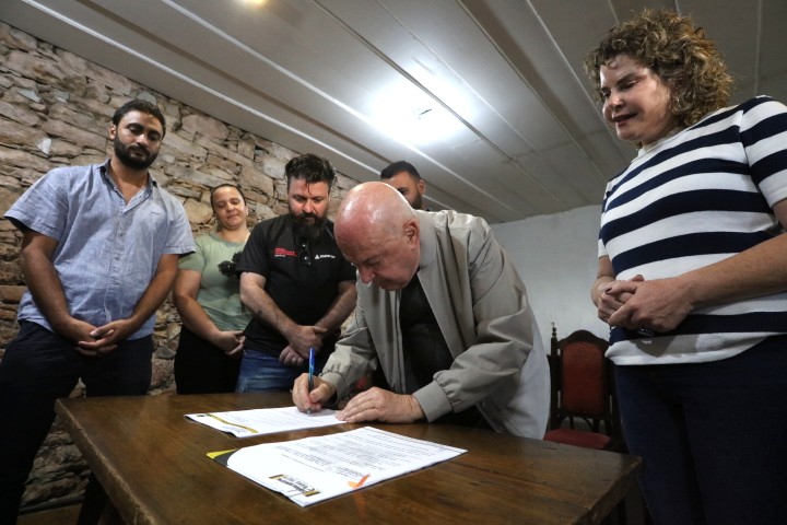 Prefeito assina Acordo Coletivo com reajuste salarial acima da inflação