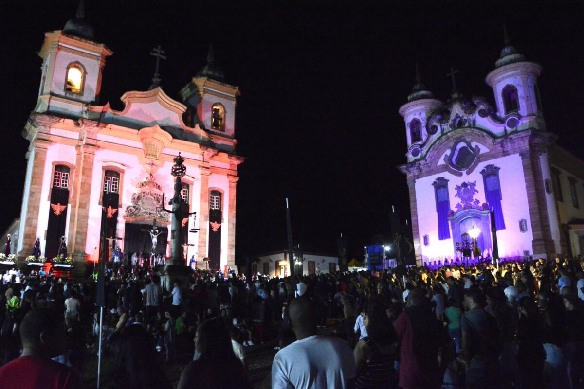 Sexta-Feira da Paixão: Cerimônia do Descendimento da Cruz reúne 5 mil fiéis em Mariana