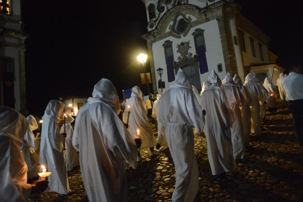Na madrugada, Procissão das Almas vaga penitente pelas ruas marianenses, mantendo vivo patrimônio imaterial da Miserere