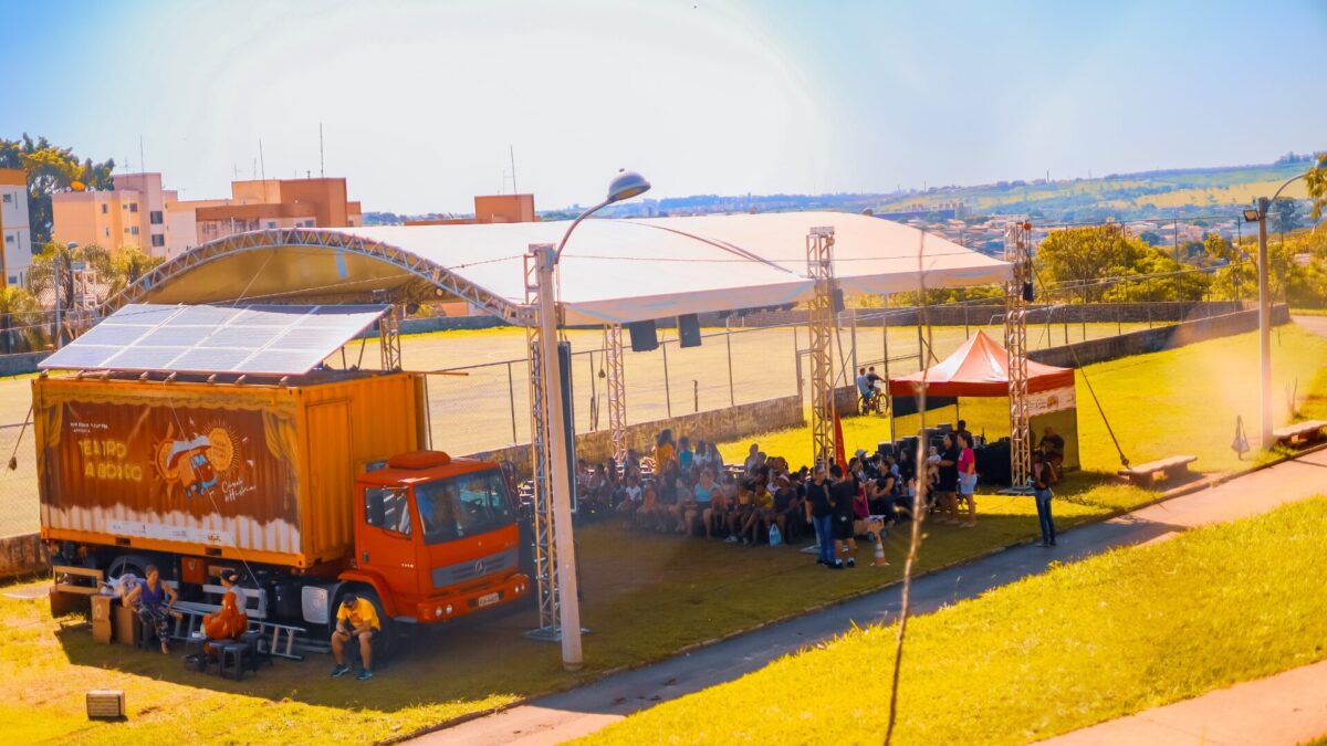 Caminhão-palco movido a energia solar leva teatro gratuito ao Maracujá, em Ouro Preto
