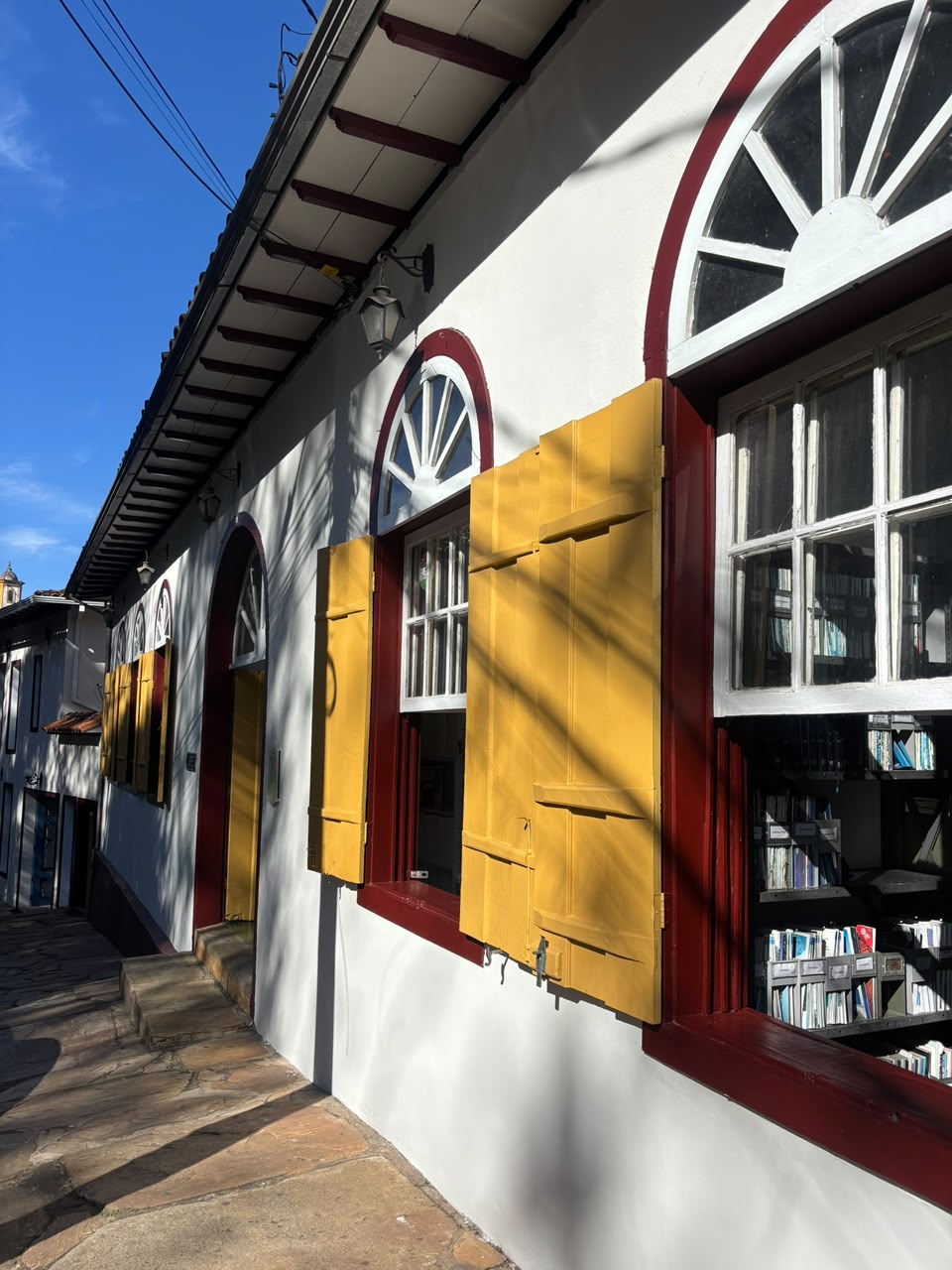 Biblioteca Pública de Ouro Preto passa por revitalização completa com nova pintura